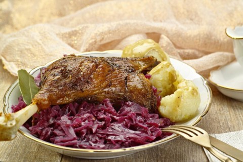 Goose leg with red cabbage and dumplings