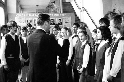 08.10.1968 GDR Rostock district City of Rostock. A choir of young and Thälmann pioneers from the