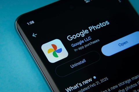 The google photos app from Google Playstore is displayed on a smartphone screen