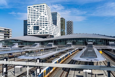 Utrecht Centraal railway station, tracks and concourse, trains of Nederlandse Spoorwegen N.V. state