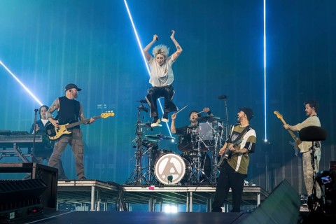 Joe cock (DJ accompaniment), Dave Phönix Farrell (bassist), Emily Armstrong (singer), Colin
