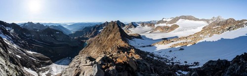 Panorama, rocky ridge, ascent to the Wilder Freiger, summit of the Becher with Becherhaus at the