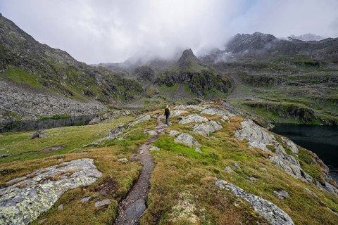 Mountaineers on a hiking trail between the mountain lakes Wangenitzsee and Kreuzsee, cloudy