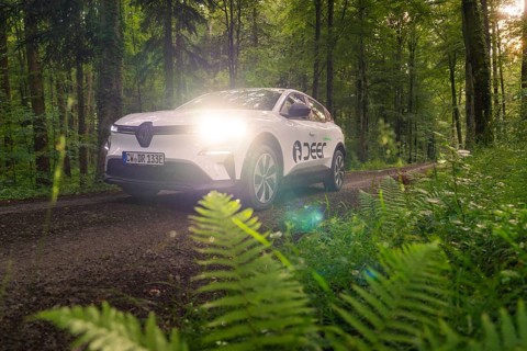 Renault on a forest path surrounded by dense vegetation and ferns, Deer E- CarSharing, Renault