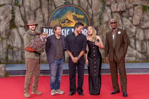 Director Gareth Edwards, Jonathan Bailey, Scarlett Johansson and Mahershala Ali at the German