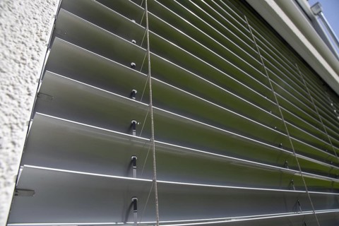 External blind on a large sliding window