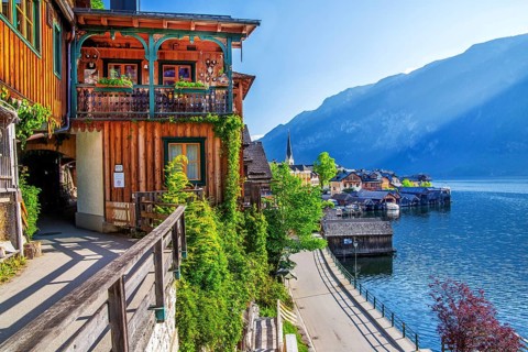 Houses on the steep bank above the lake with lakeside promenade, Hallstatt, Lake Hallstatt, UNESCO