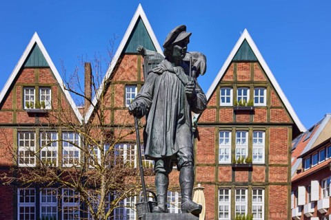 Kiepenkerl monument, bronze sculpture, brick architecture, facade, window, depth of field, blue