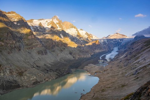 View from Franz Joseph Höhe into the mountains (Großglockner) with Pasterze on a sunny day at