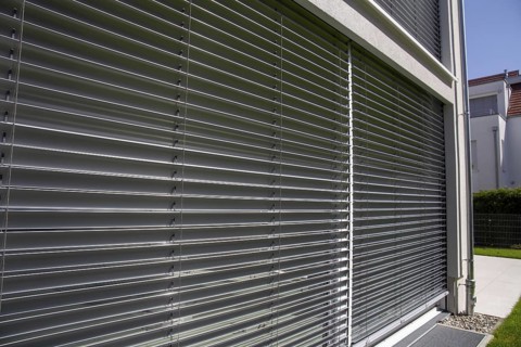 External blind on a large sliding window