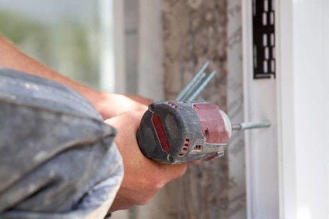 Window installation: Craftsmen install windows