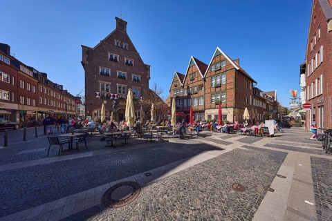 Gasthaus Großer Kiepenkerl, outdoor area of a restaurant, brick building, pedestrian zone, blue