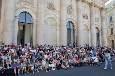 Visitors sit in the shade in front of St Hedwig's Cathedral without being able to see anything at