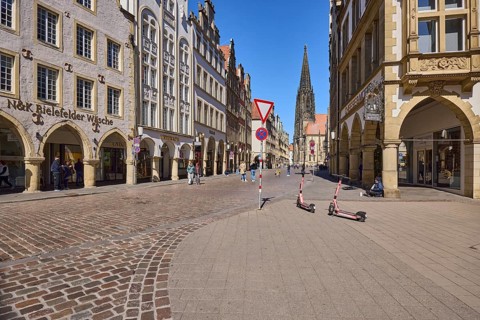 Historic buildings, facade, gable, arcades, retail, e-scooter, church, St. Lamberti,