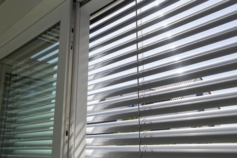 External blind on a large sliding window