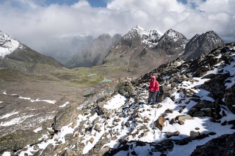 Mountaineers in a rocky mountain landscape, ascent to the Keeskopf from the Niedere Gradenscharte,