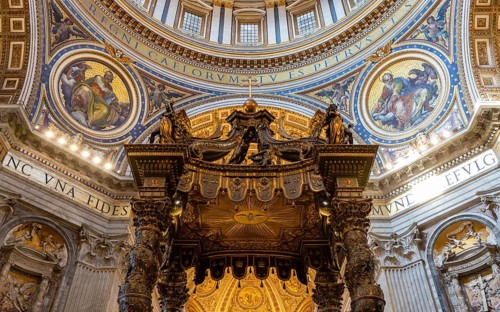 A picture of the upper section of the St. Peter's Basilica altar