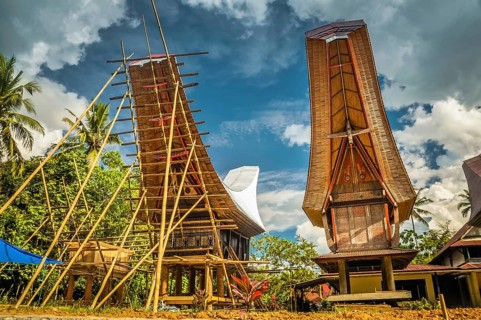 Photo of building up of wooden tongkonan, traditional ancestral house with boat-shaped roof in