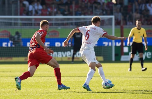 Football match, Patrick OSTERHAGE SC Freiburg right on the ball in a duel with captain Patrick