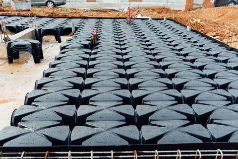 Detail of reinforced concrete screed with no-recoverable plastic formworks for ventilation under