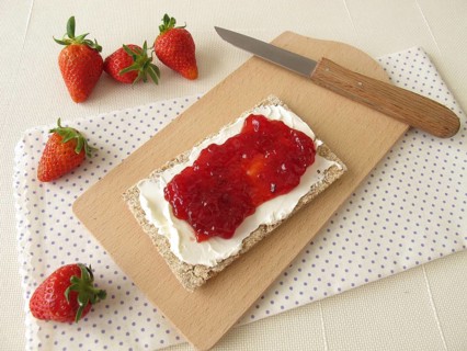 Crispbread with cream cheese and strawberry jam