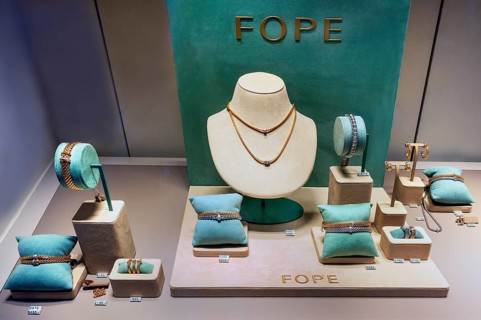 Shop window with expensive Fope jewellery, Kempten, Allgäu, Swabia, Bavaria, Germany, Europe