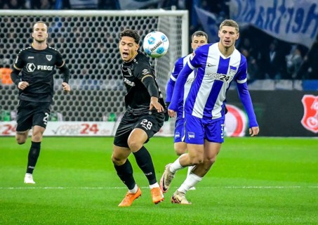 From left: Andras Nemeth (SC Preußen Muenster 28), Marton Dardai (Hertha BSC 31) in a duel