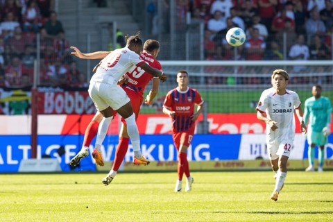 Football match, Junior ADAMU SC Freiburg left and Jonas FÖHRENBACH 1. FC Heidenheim in aerial