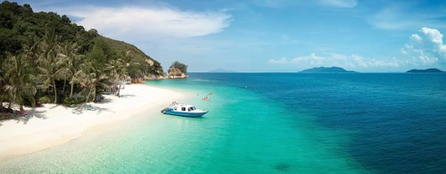 Schönes Strandpanorama Blick über eine Rawa Insel. Weißer Sandstrand von oben gesehen. Malaysia