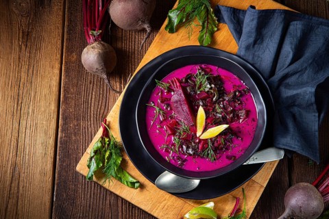 Red borszcz with dill and lemon