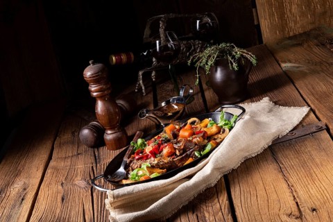 Tender beef with various vegetables