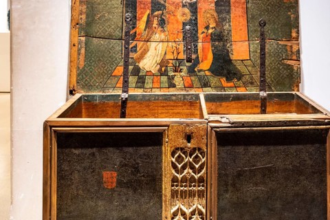 Bridal chest with an image of the annunciation, around the year 1500, gilded and polychrome wood,
