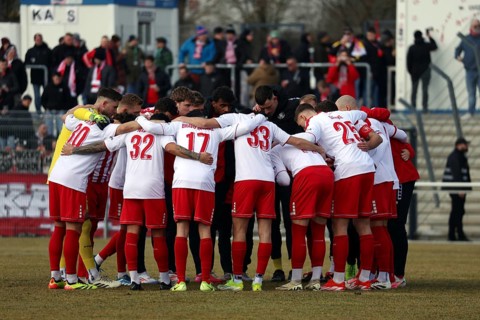 Evoking team spirit and getting in the mood for the important basement derby, the players of Hesse