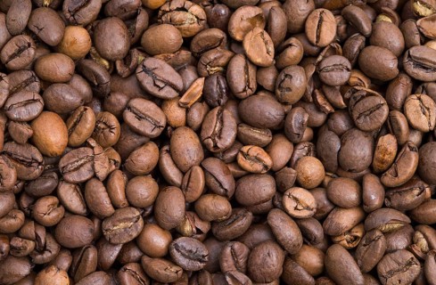 The photo shows a pile of roasted coffee beans