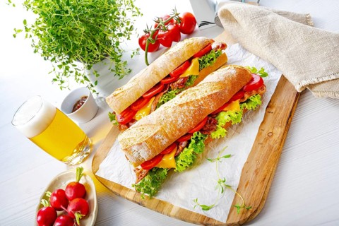 Crispy baguette with bacon, tomatoes and cheese