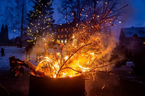 Christmas tree burning on the Kleinnauendorf fairground. The local history association G-Haus