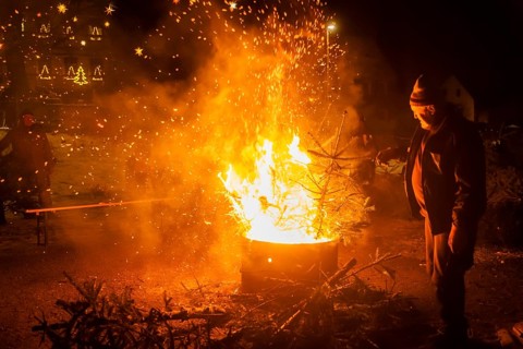 Christmas tree burning on the Kleinnauendorf fairground. The local history association G-Haus