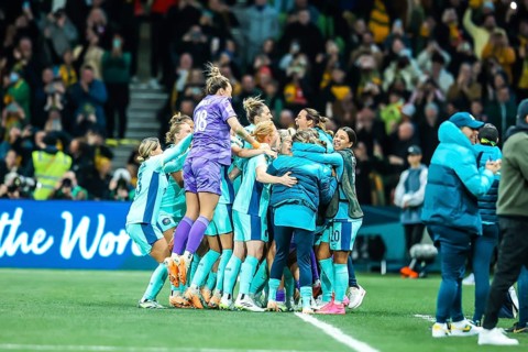 MELBOURNE, AUSTRALIA, JULY 31: Australia celebrate Steph CATLEY scoring a penalty whilst playing
