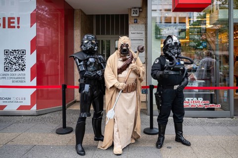 04.05.2024, Berlin, Germany, Europe, Star Wars fans in various costumes stand outside the Lego