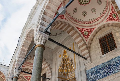 A picture of the colorful and gorgeous gateway to the New Mosque, in Istanbul