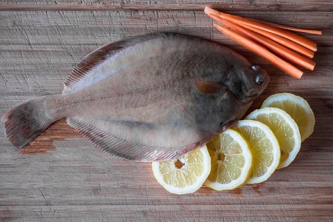 Fresh flounder with lemon and carrot