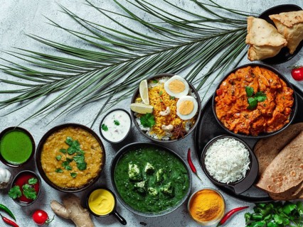 Indian cuisine dishes: tikka masala, dal, paneer, samosa, chapati, chutney, spices. Indian food on