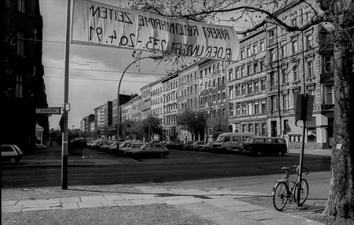 Germany, Berlin, 21.04.1991, Oderberger Straße / Kastanienallee, in front of a temporary gallery,