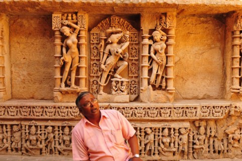 Gujarat, Indien: Führer erklärt die Geschichte des Hindu-Sandstein-Tempels Rani ki Vav (1063 n. CHr