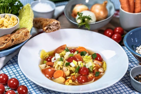 Minestrone with savoy cabbage, carrots, Thracia phaseolina beans, cobbettis and tomatoes