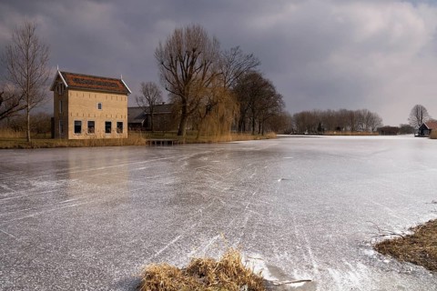 The Appel House is a monumental barn along the Alblas River on the Hof Souburgh grounds near