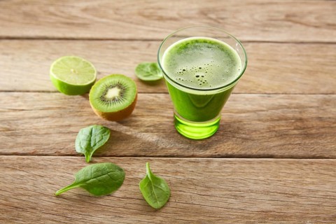 Detox green juice cleansing recipe with also kiwi lemon cucumber spinach