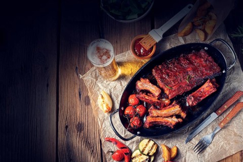 Grilled ribs in a spicy marinade with salad and vegetables
