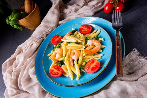 Strozzapreti pasta with spinach and prawns