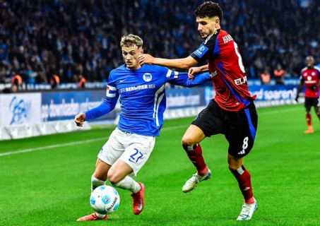 Michael Cuisance (Hertha BSC #27), Daniel Elfadli (Hamburger SV #8), duel, fight, tackle. (DFLDFB